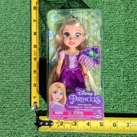 Disney Jakks Pacific Princess Dress Petite 6” Rapunzel Doll Toy+Pascal Comb NIP - Picture 4 of 4